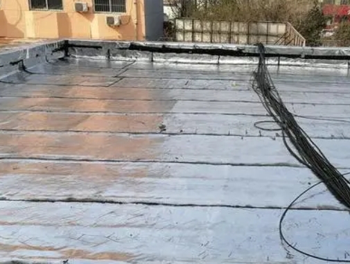 宣汉卫生间漏水维修公司分享下宣汉屋面楼顶防水刚性防水层施工要点。